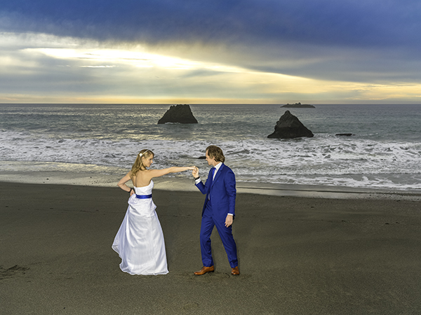 romatisch und kitschig zum sonnenuntergang am strand heiraten