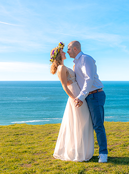 romantische Hochzeit auf einer grasbewachsenen Felsen-Klippe 60-100m direkt über dem Meer an der California Highway 1 Küste von San Francisco