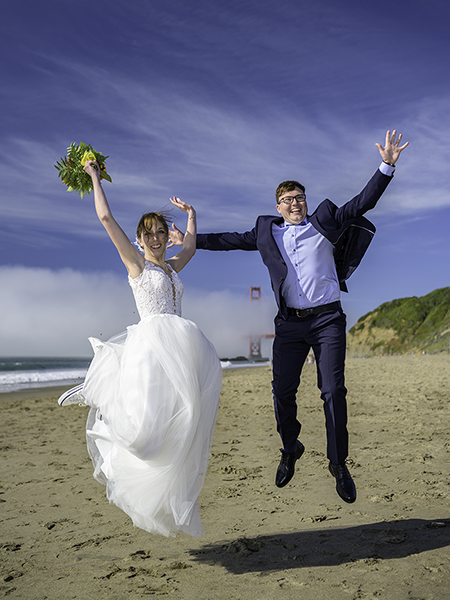 hochzeit am Strand in San Francisco mit der Golden Gate Bridge auf den Hochzeitsfotos