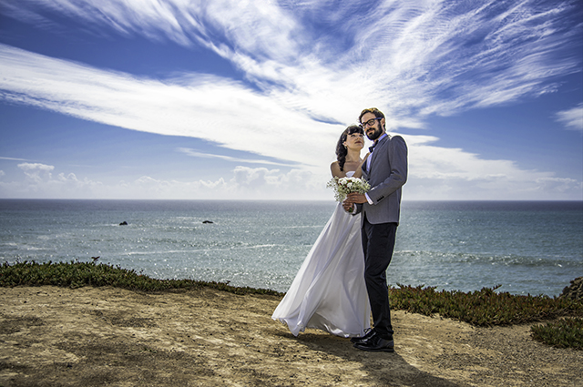  auf einer Felsklippe hoch über dem strand in oder bei San Francisco verheiratet werden