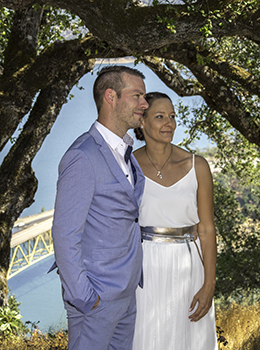 schöne Hochzeitsfotos im Napa Valley, in Weinfeldern, am Bergsee in Kalifornien hoch über einem Weingarten heiraten